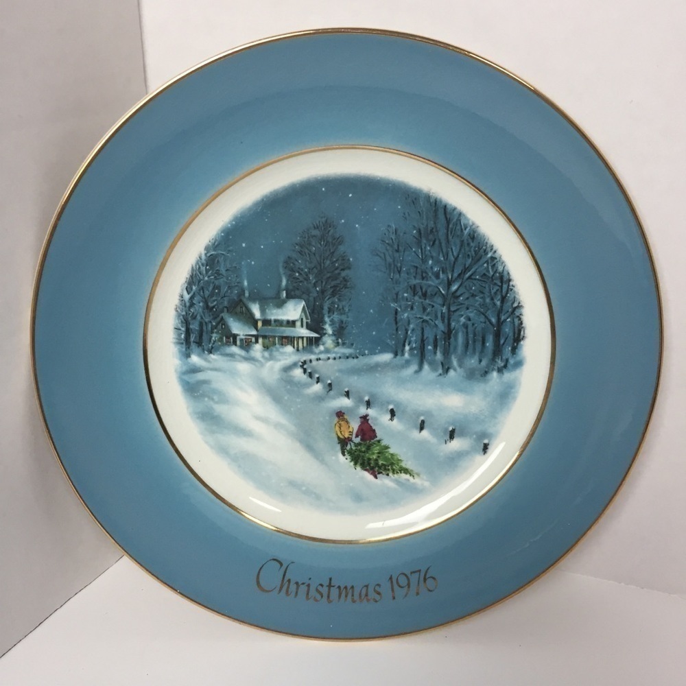 𝅺avon Christmas 1976 Decorative Gold Rimmed Plate